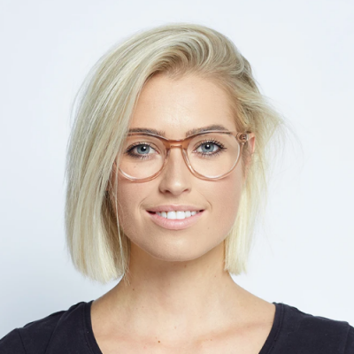 Szőke mosolygós lány Liza kékfény szűrő szemüvegben